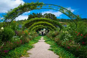 Ogrody rustykalne – jak stworzyć piękny i przytulny zakątek w stylu wiejskim?